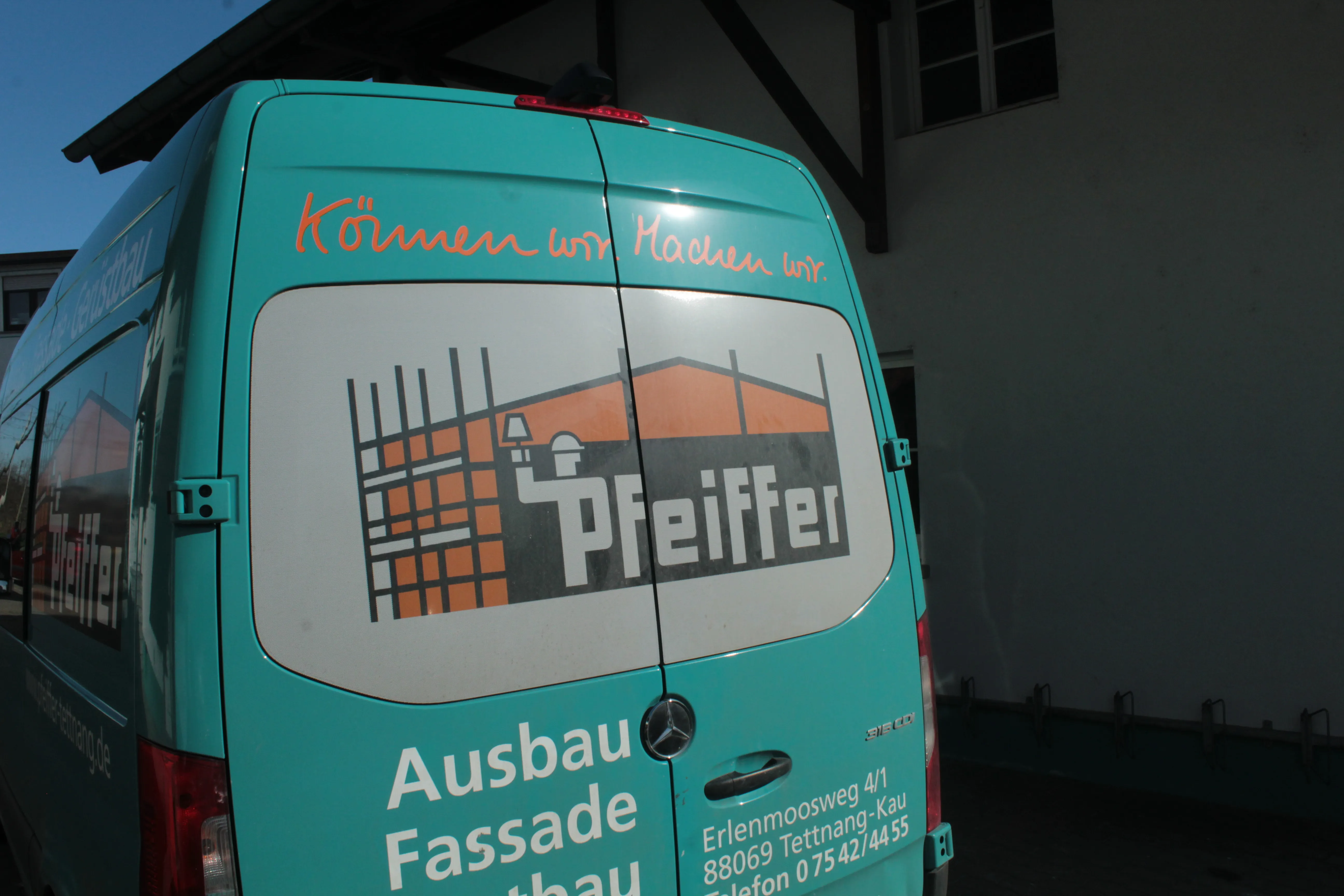 Heck eines Pfeiffer-Sprinters mit dem Slogan Koennen wir. Machen wir.