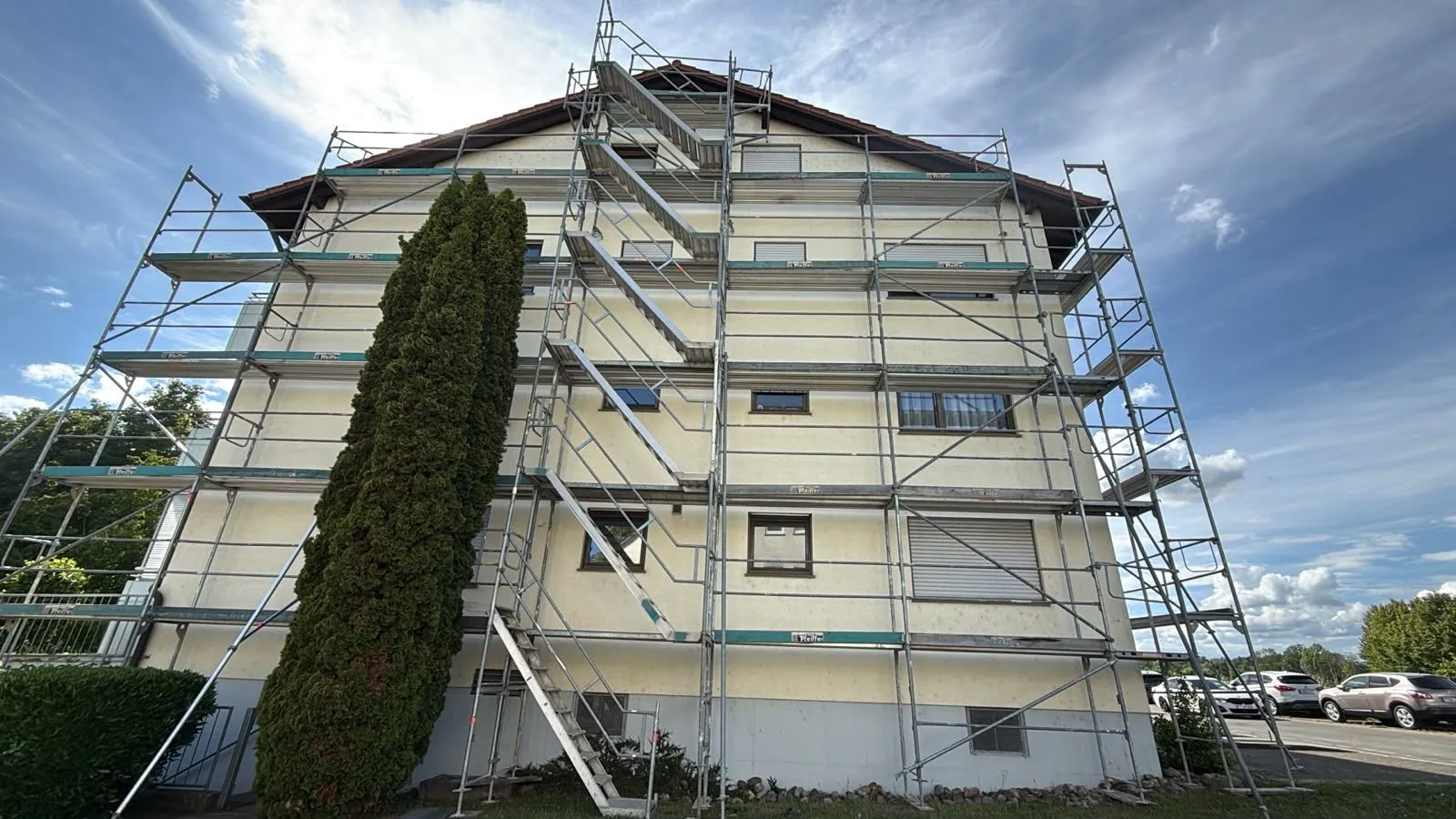 Eingerüstetes Wohnhaus — Gerüstbau der Pfeiffer GbR