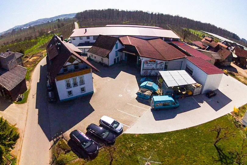 Luftbild des Pfeiffer-Betriebsgelaendes mit Wohnhaus in Tettnang-Kau
