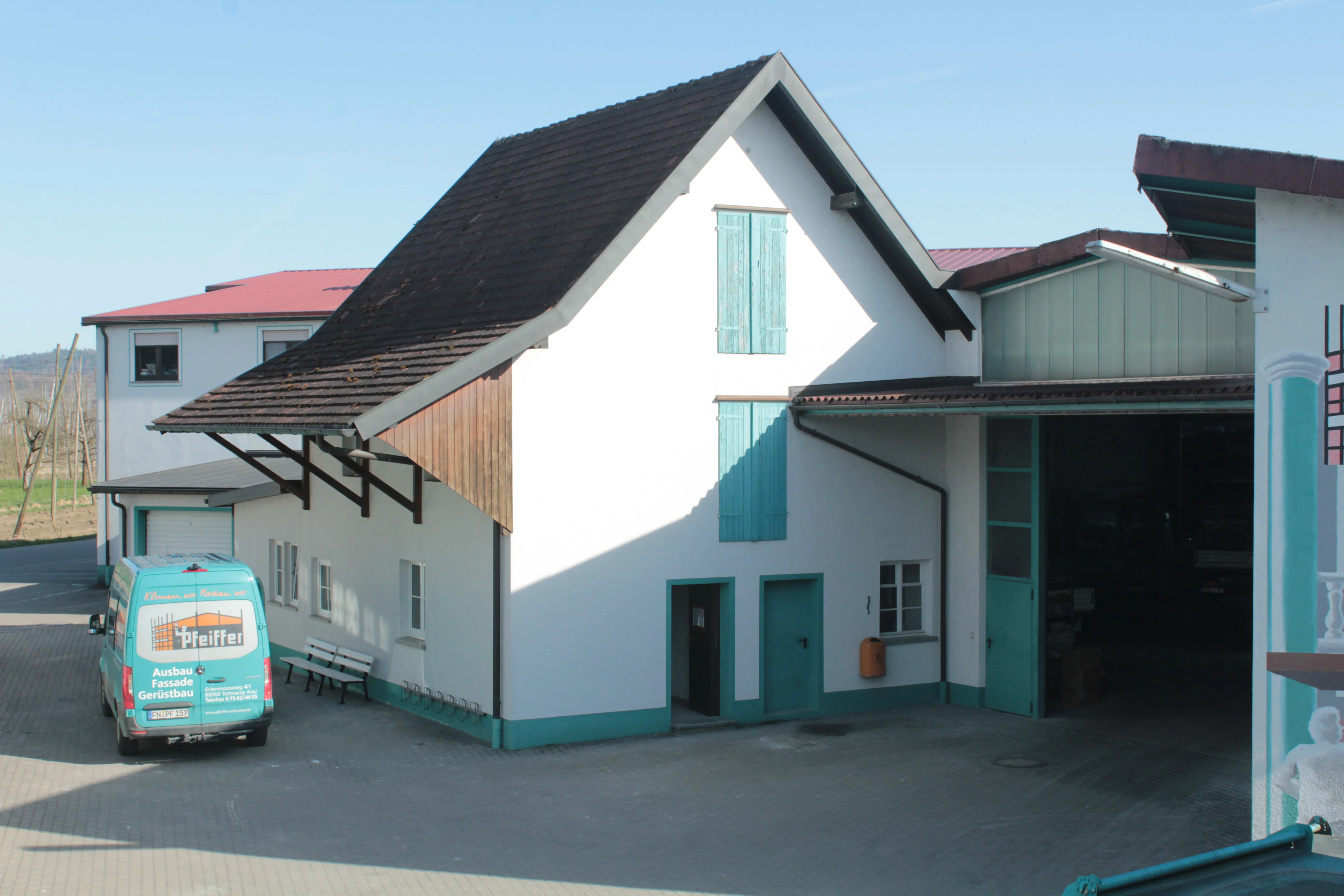Wohnhaus und Betrieb mit Sprinter im Hof
