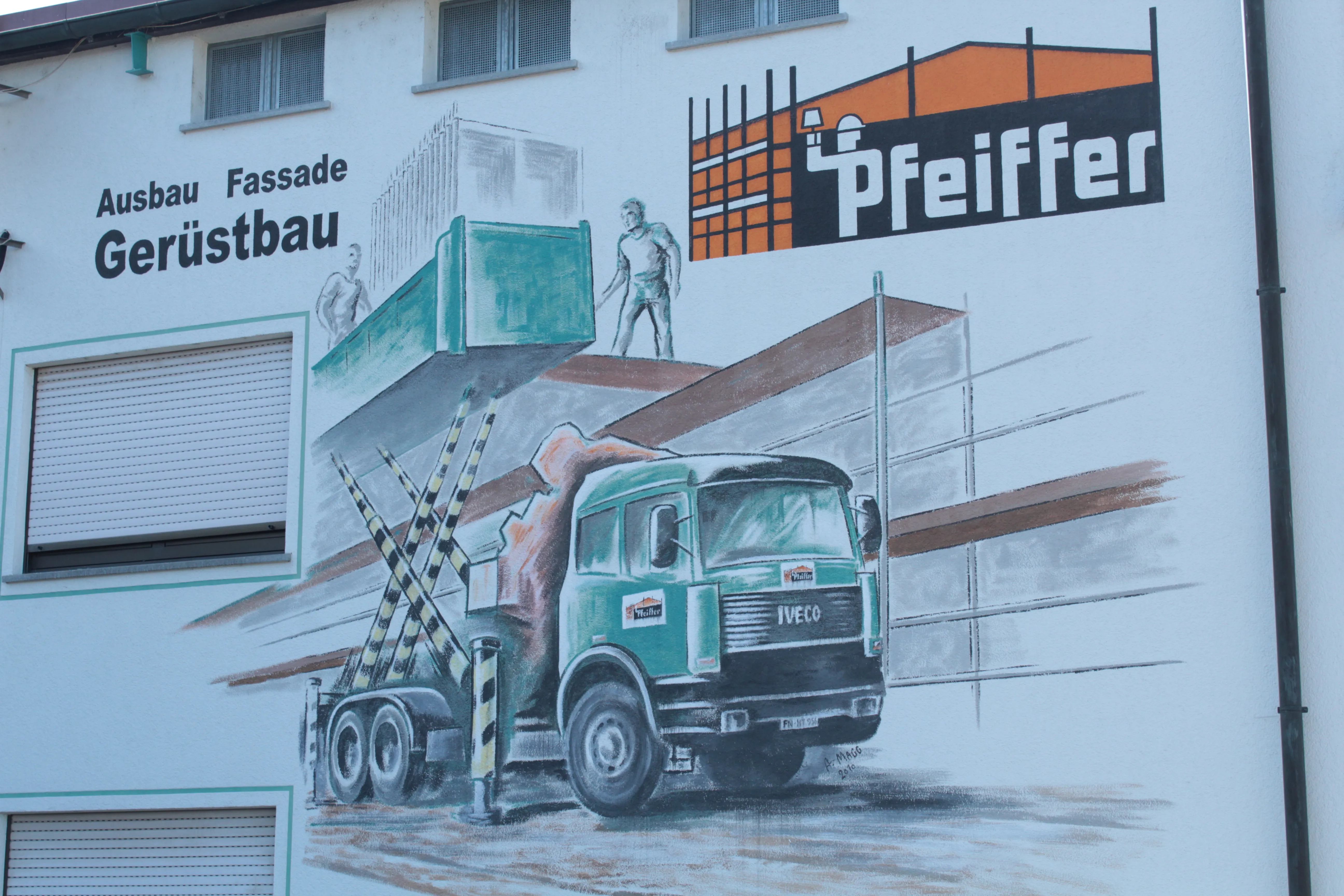 Wandbild an der Betriebsfassade mit LKW-Motiv und Pfeiffer-Logo