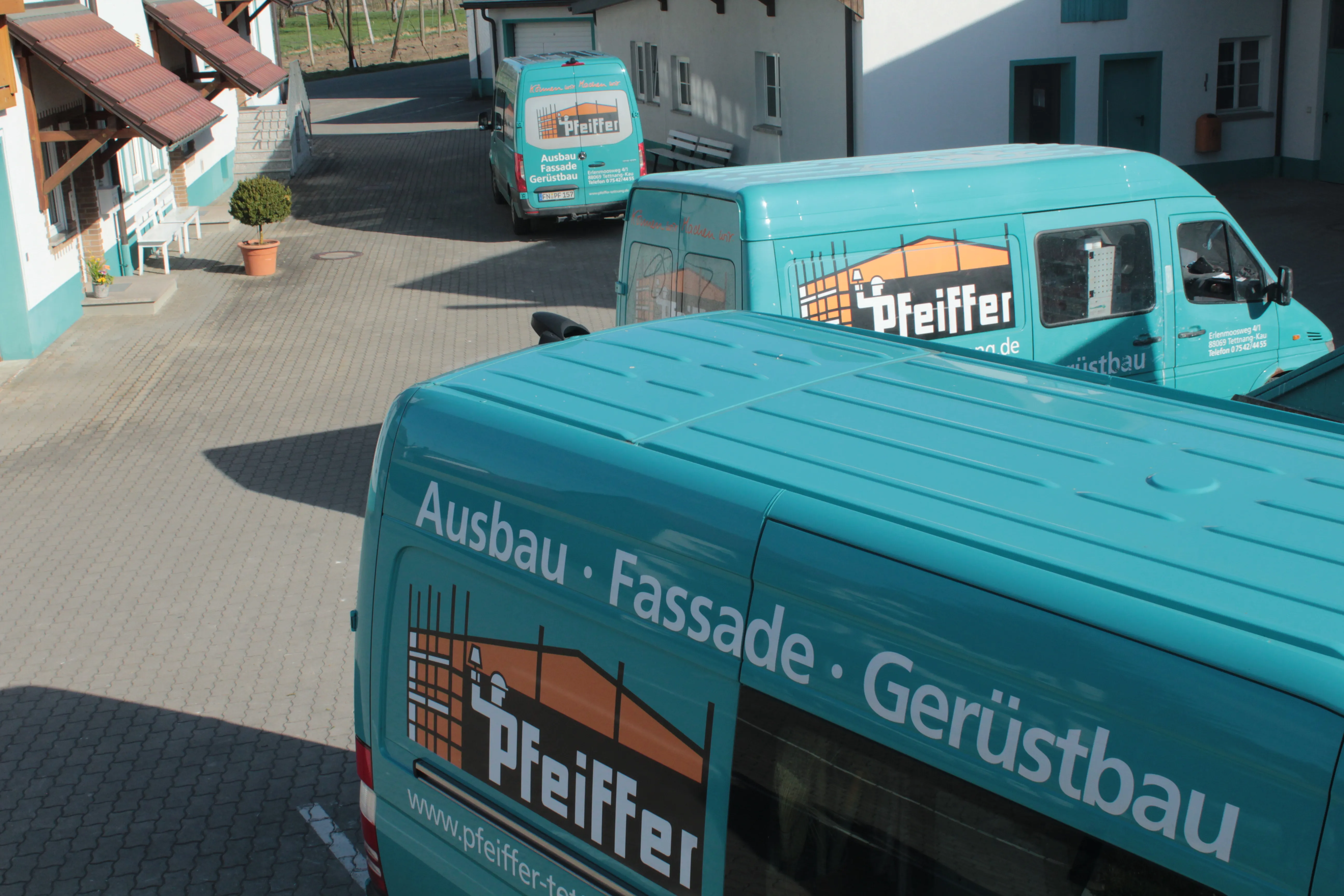 Zwei gebrandete Pfeiffer-Sprinter aus der Vogelperspektive