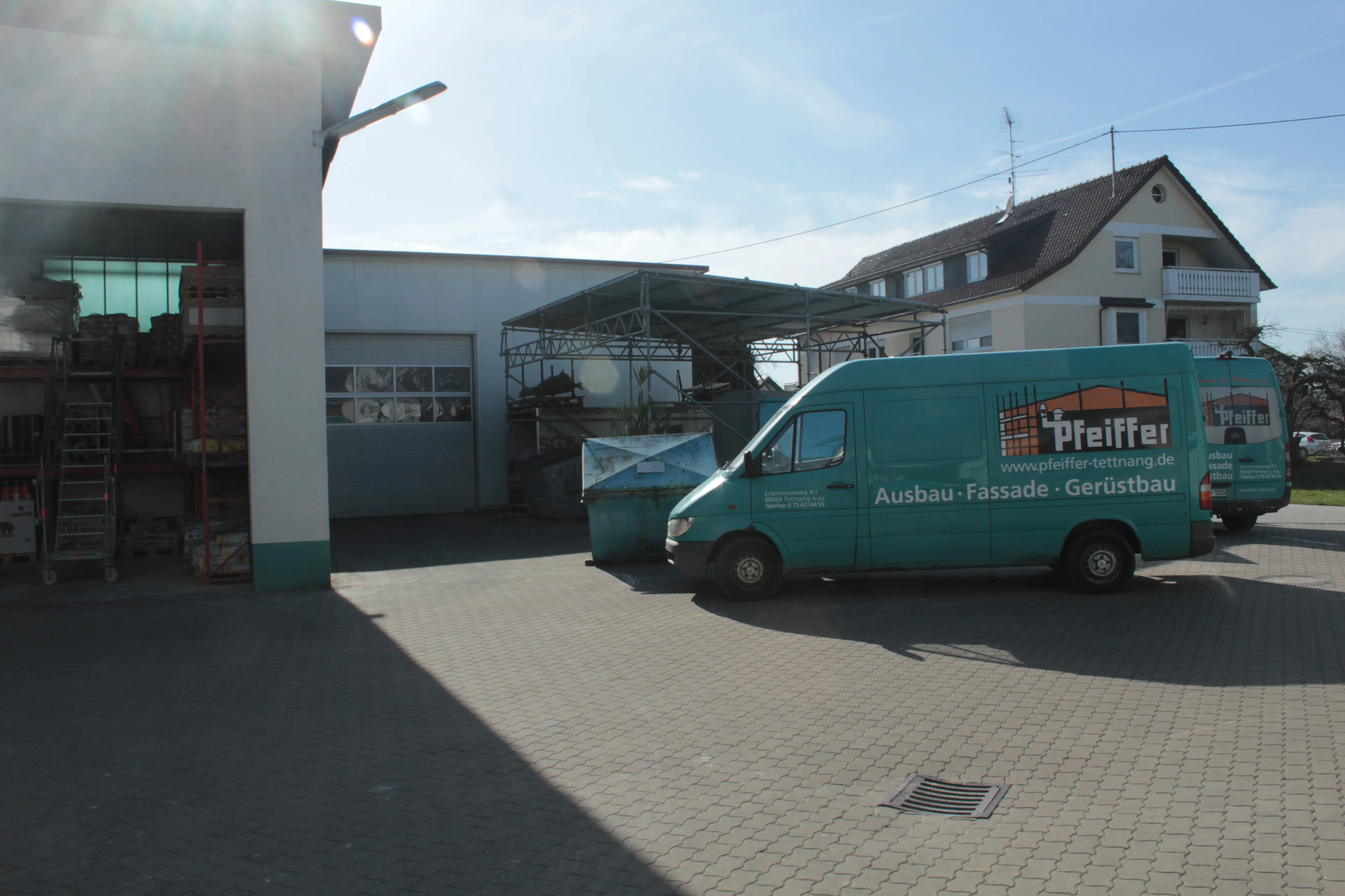 Pfeiffer-Sprinter mit Branding vor der Betriebshalle
